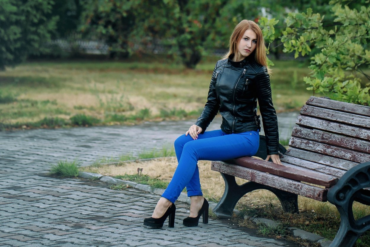 Девушки в джинсах и ботфортах