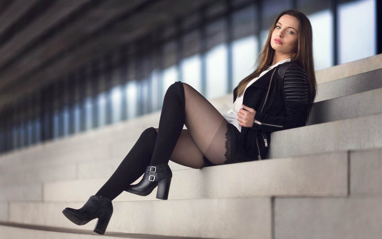 Девушки в ботфортах на улице