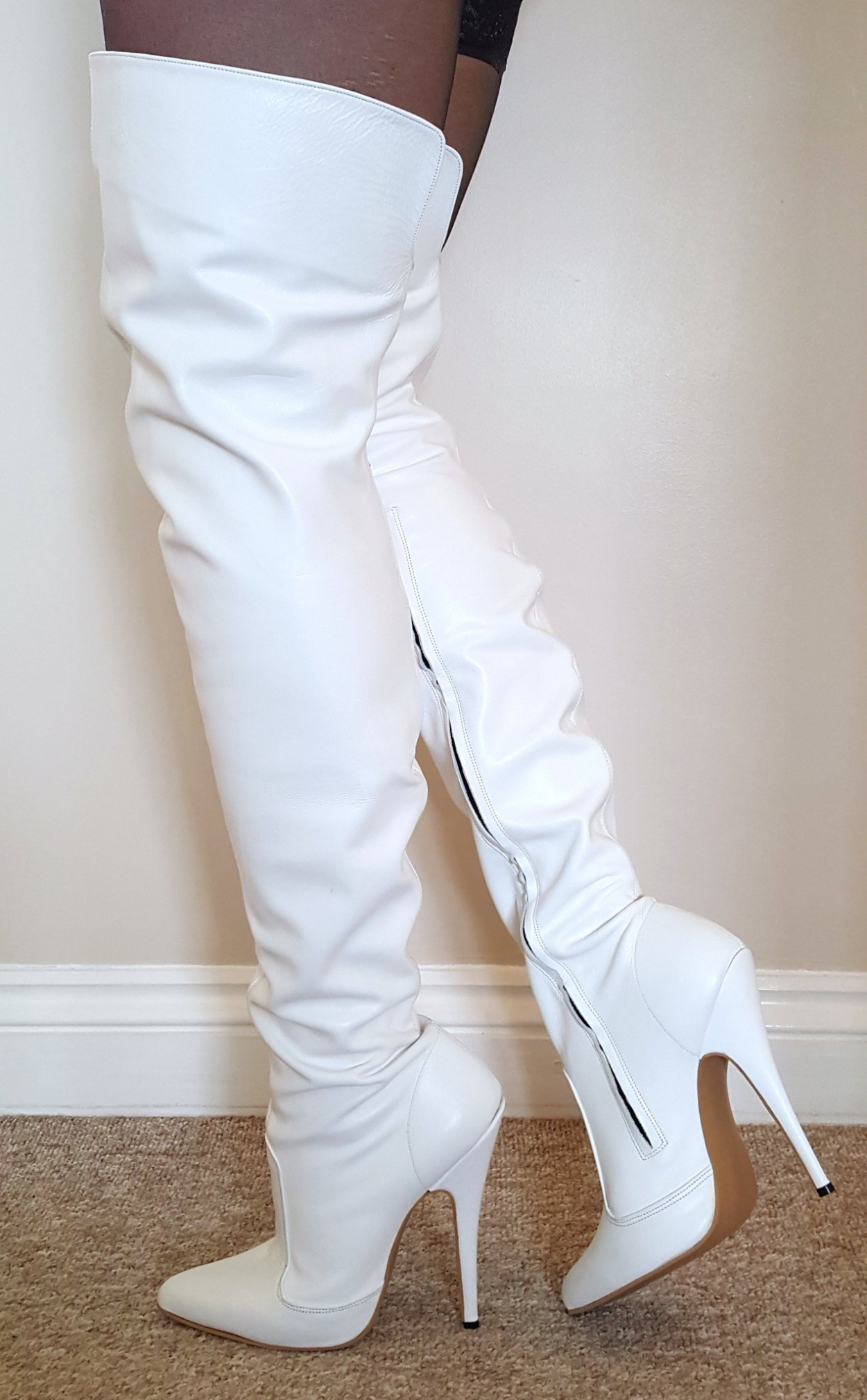 Белые ботфорты на каблуке