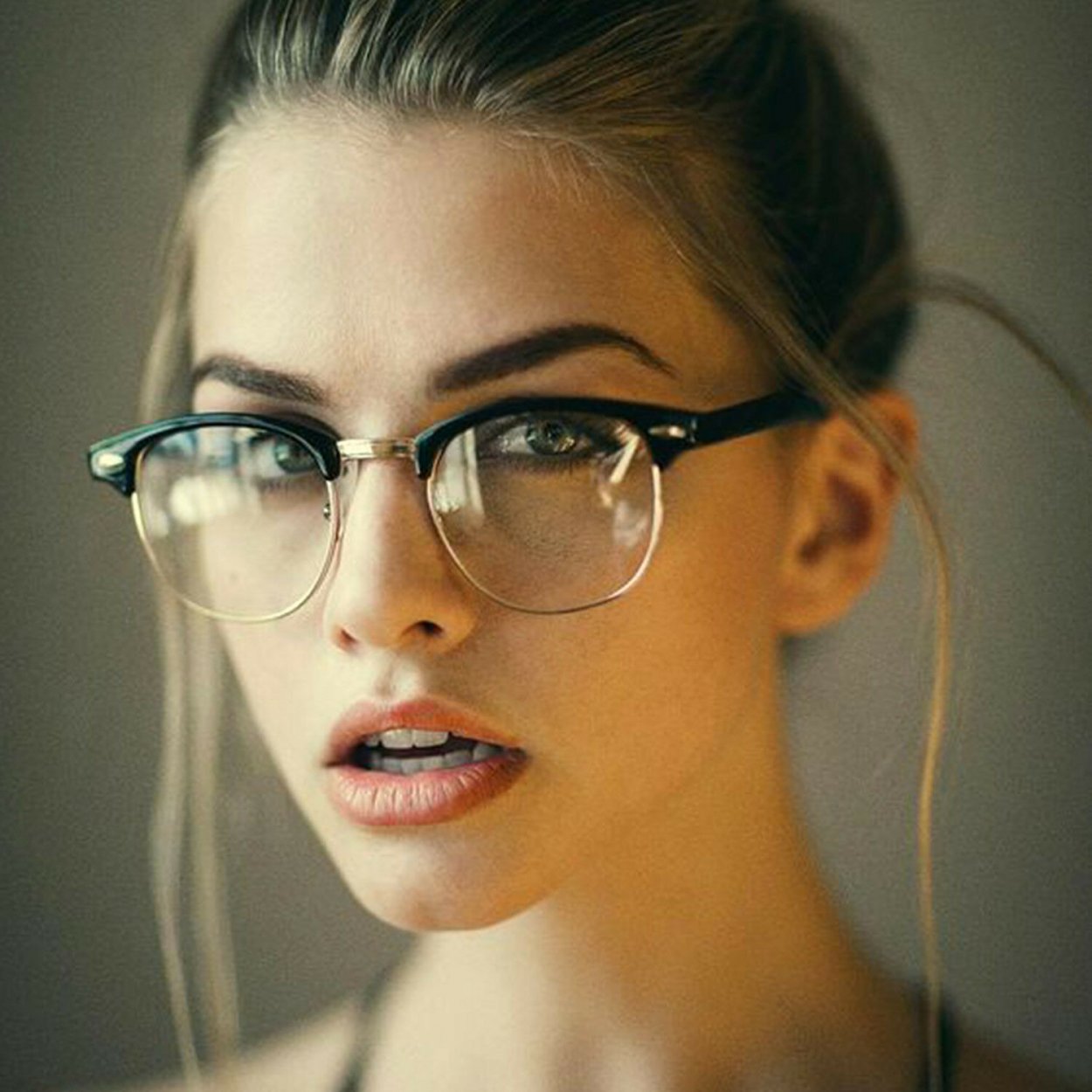 Marina Laswick в очках
