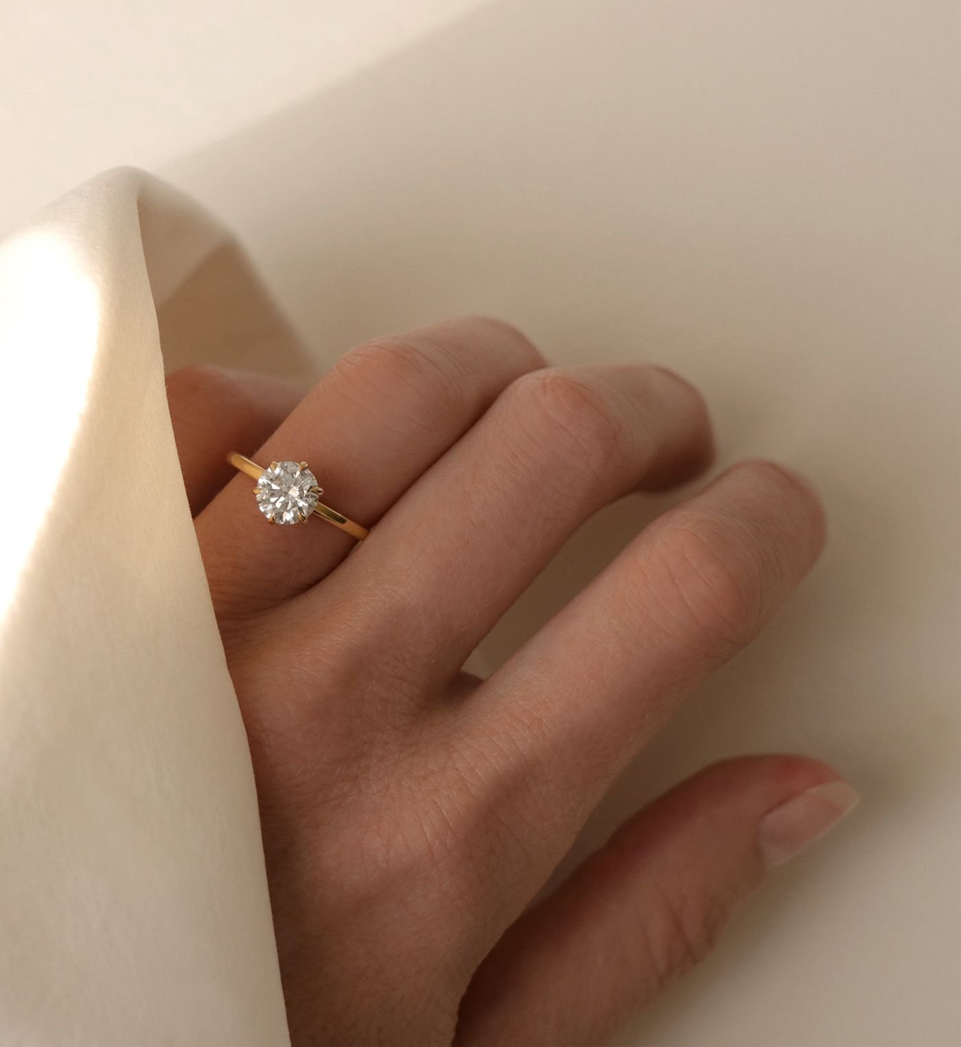 Красивое кольцо на пальце