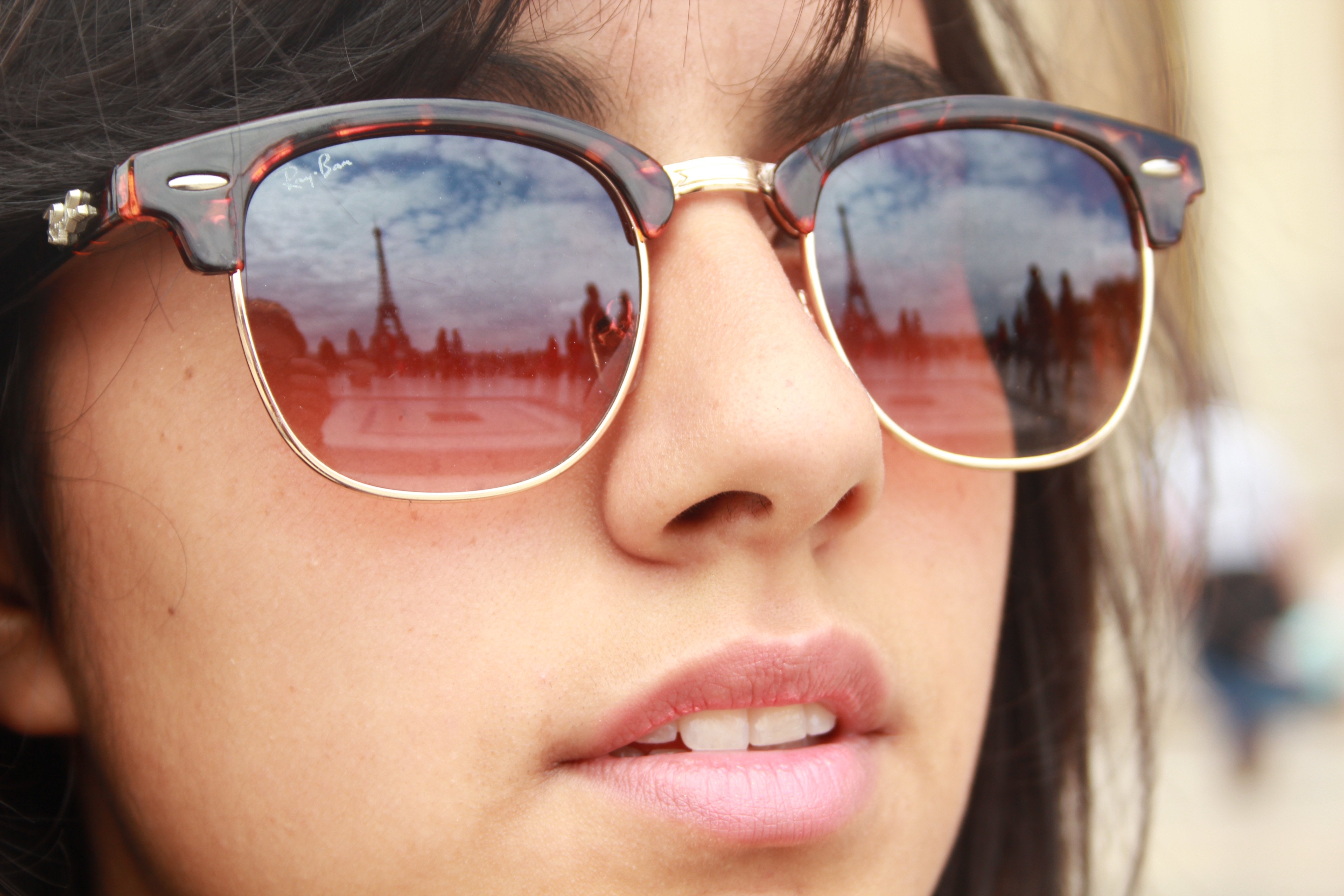 Фото отражение в очках. Отражение в очках. Отражение в очках девушки. Отражение в солнечных очках. Солнцезащитные очки с отражением.
