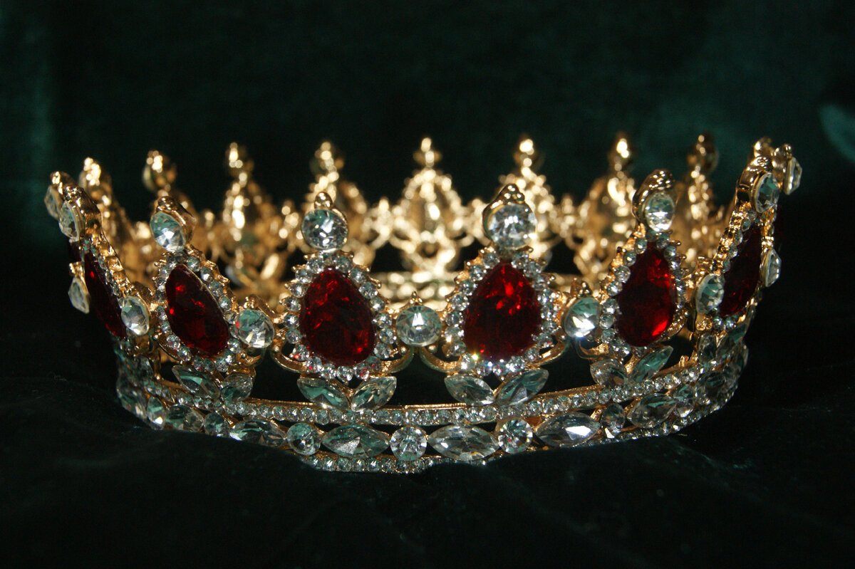 Корона финдозор. Жемчужная корона королевы Баварии. Царская корона 1504. Корона Кастилии. Корона эрцгерцога.