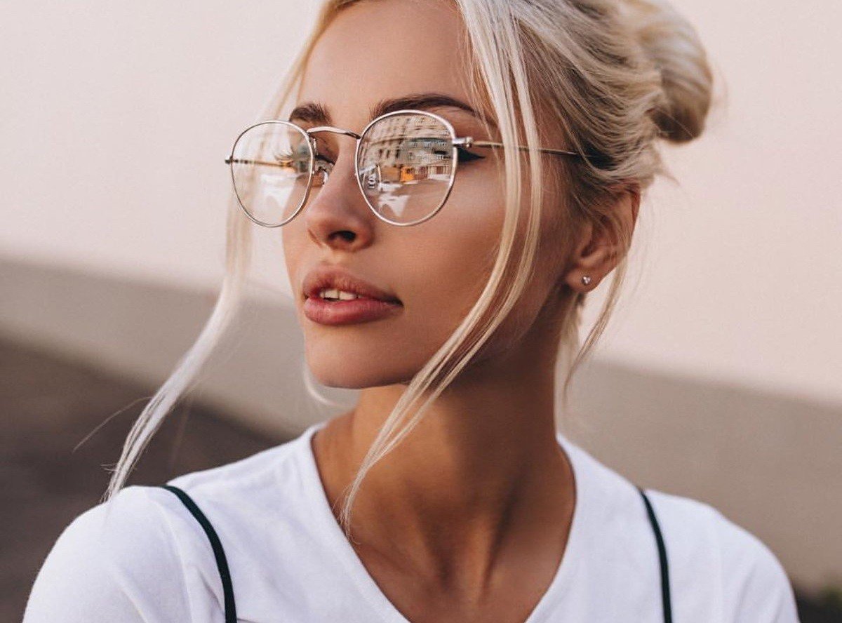 фото девушка очки челка