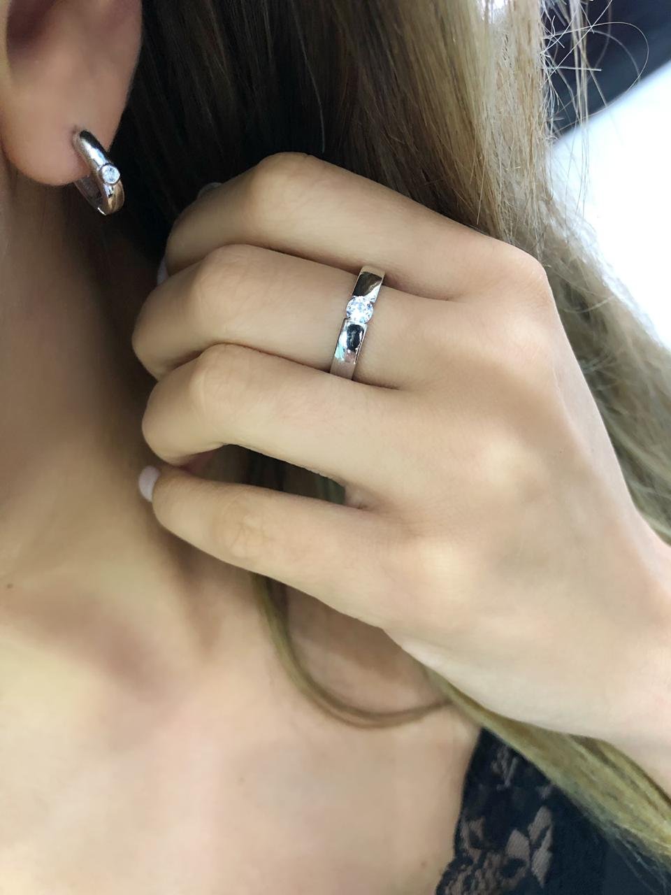 Cartier Тринити серьги в ушах