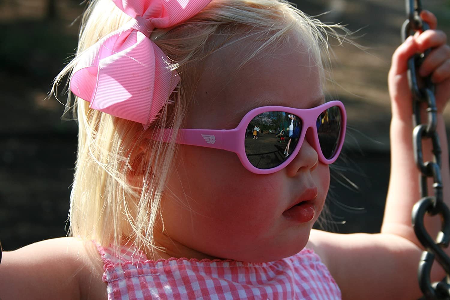 Досюда. Розовые очки. Солнечные очки для детей. Маленькая девочка в очках. Розовые солнцезащитные очки.