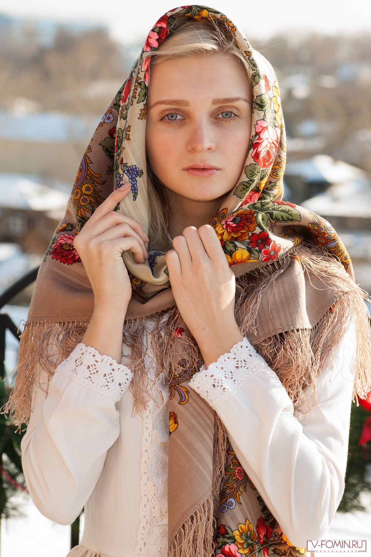 Красивый русский платок. Девушка в платке. Красивая девушка в платке. Красивая женщина в платке. Девушка в русском платке.