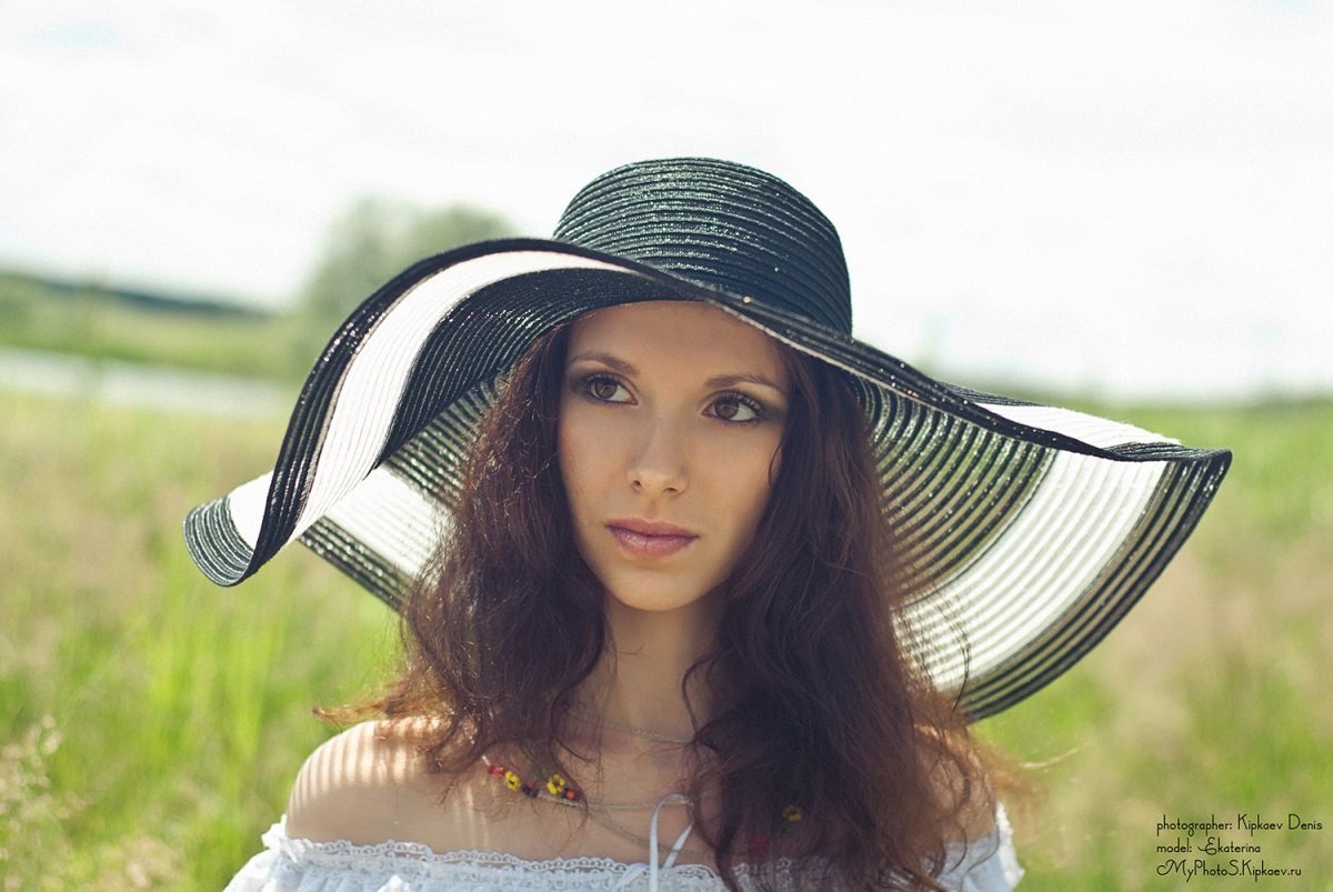Девушка в летней шляпе