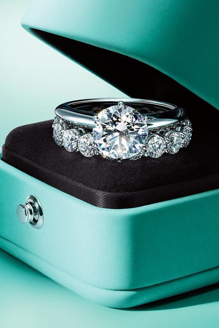 Красивое кольцо с бриллиантом в коробочке