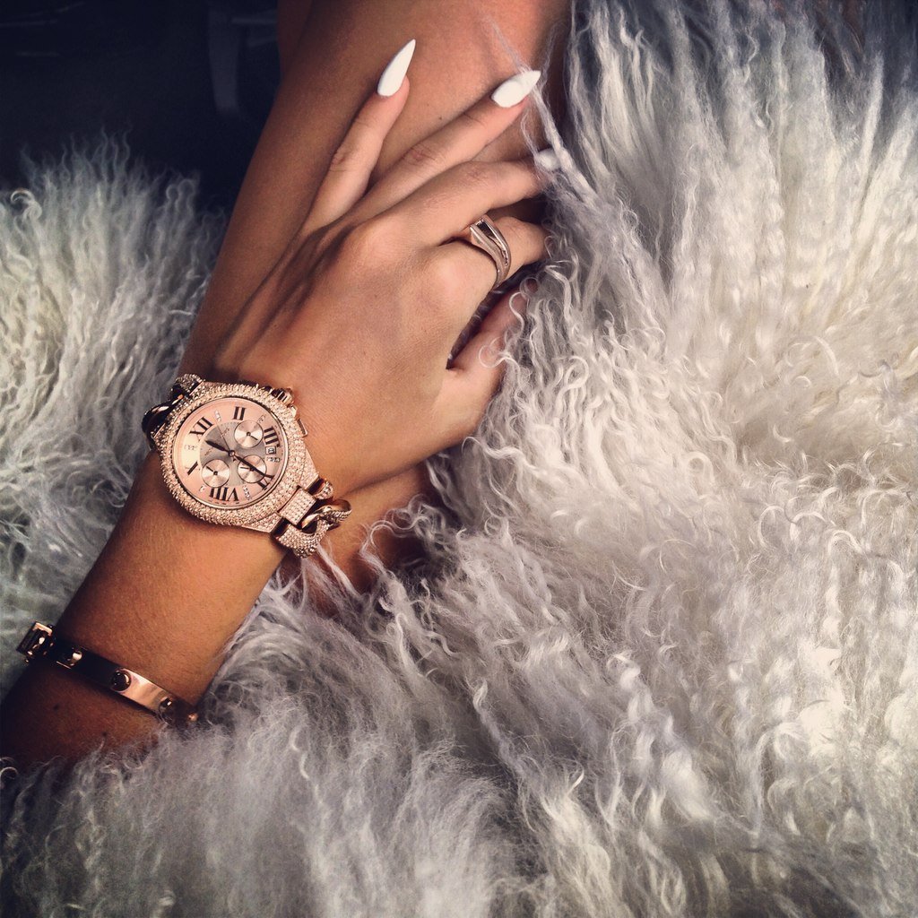 Красивые часы на руки. Красивые женские часы. Красивые женские часы на руку. Красивые руки с часами. Девушка с часами.