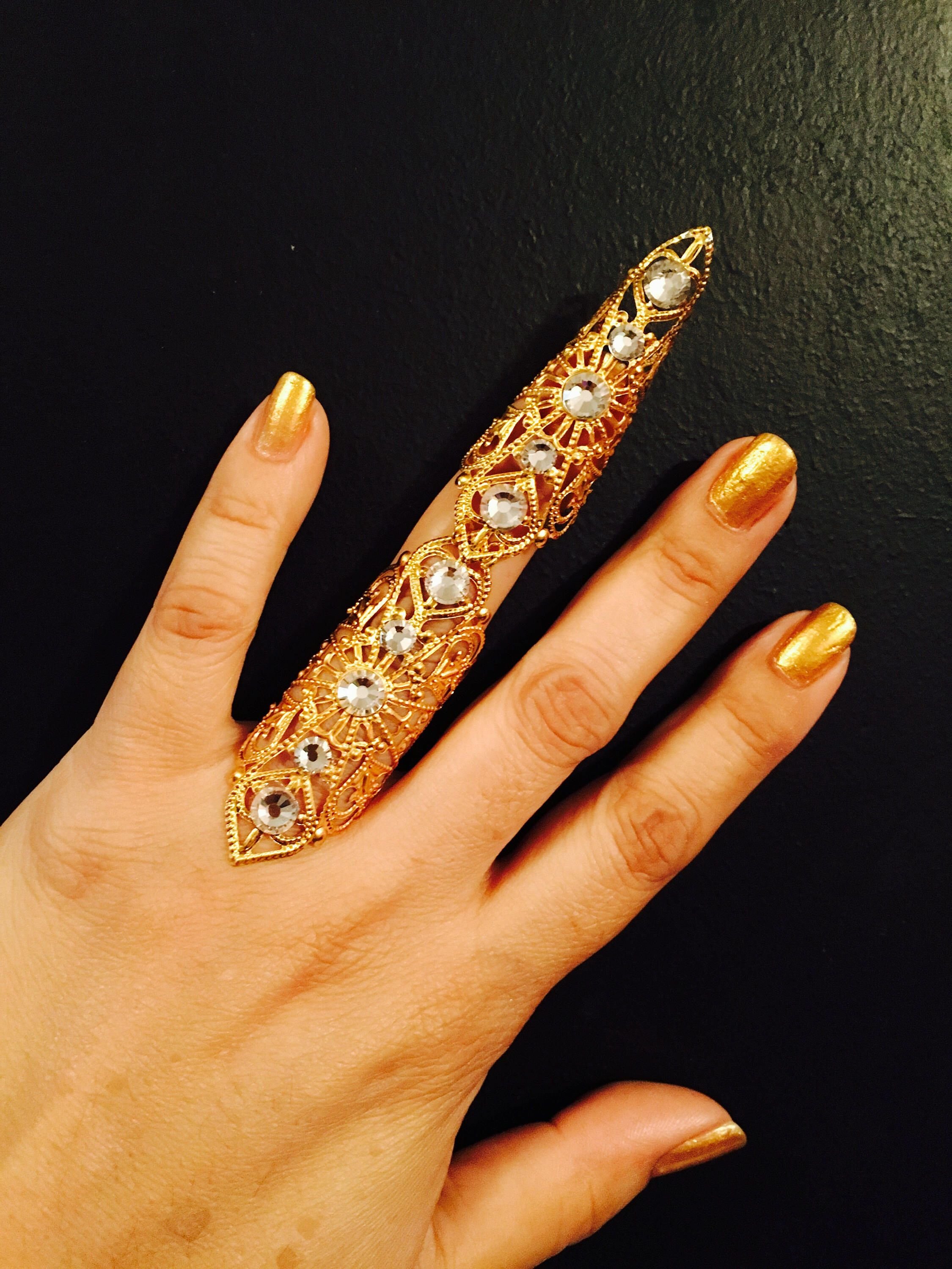 Золотые кольца во весь палец