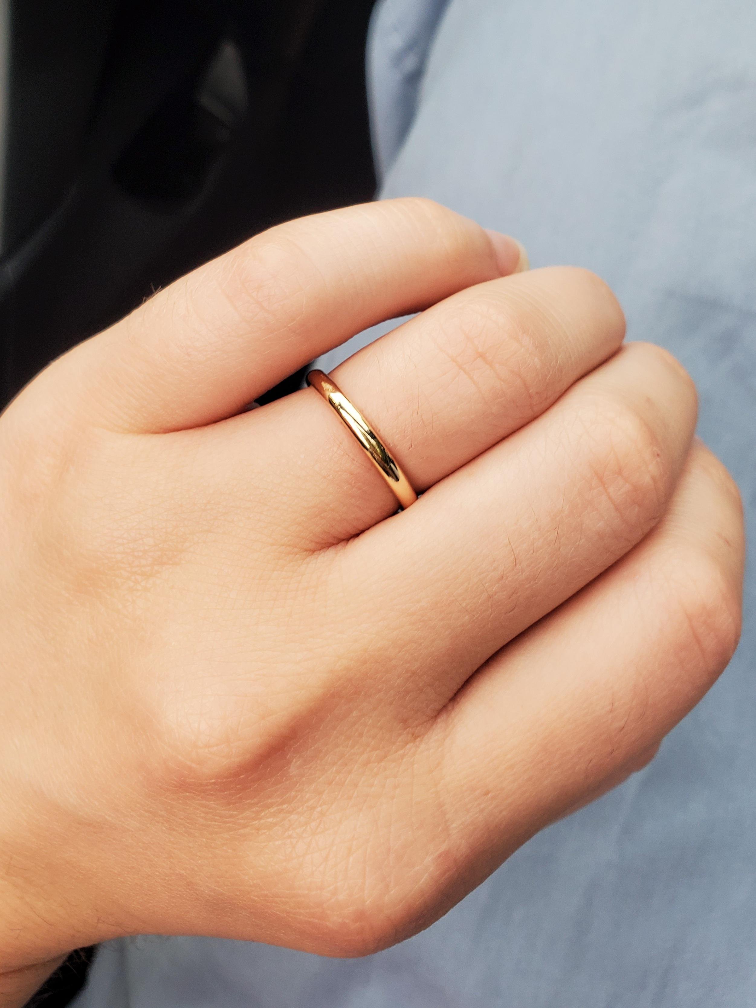 На какой руке носят армяне обручальное кольцо. Квадратные обручальные кольца. Плоские обручальные кольца. Обручальное кольцо на пальце. Обручальное кольцо для девушки.