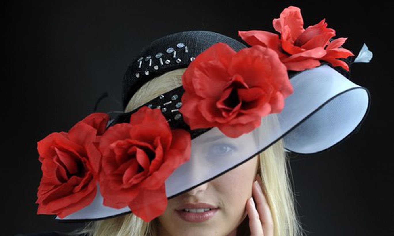 Благодаря шляпе. Шляпа с цветами. Красивые девушки в шляпках. Женщина в шляпке. Шляпка с цветами.