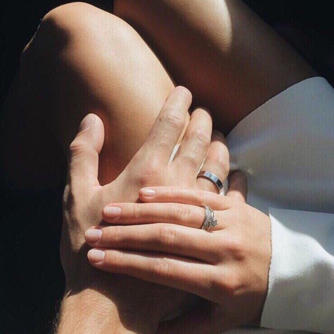 Жена делает рукой мужу. Мужская и женская рука. Женская рука. Красивые мужские руки. Крепкие мужские руки.