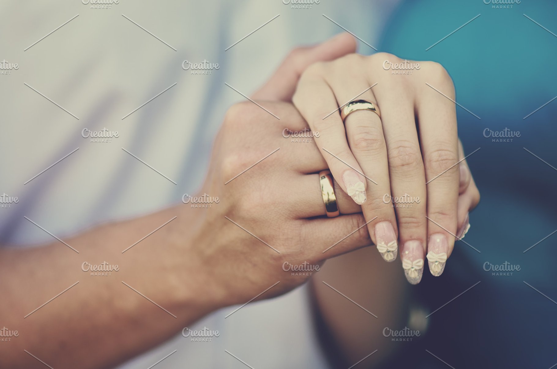 Девушка с кольцом на пальце
