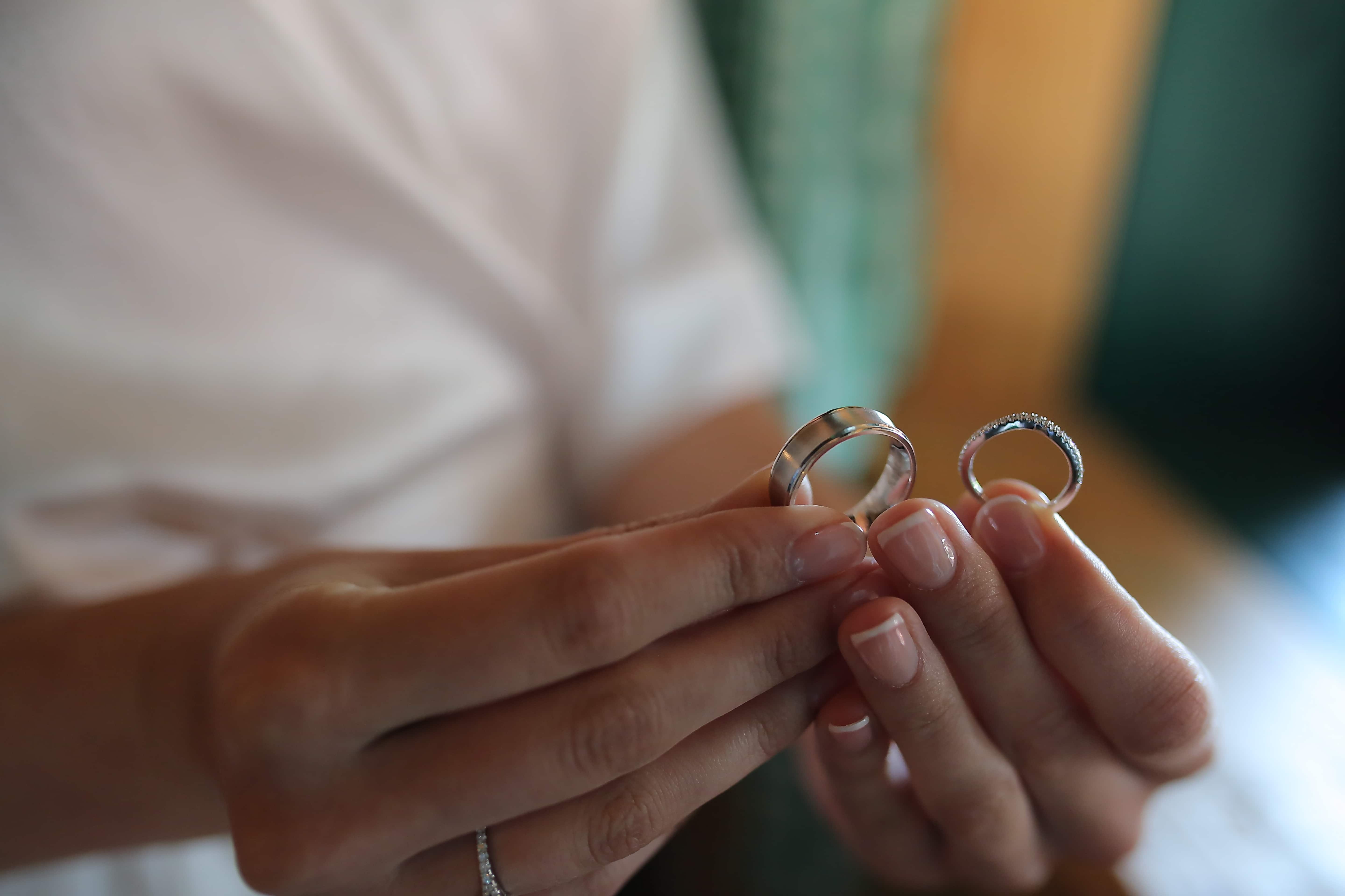 Брак ювелирного изделия. Необычные Свадебные кольца. Обручальное кольцо. Обручальные кольца на руках. Кольцо на пальце.