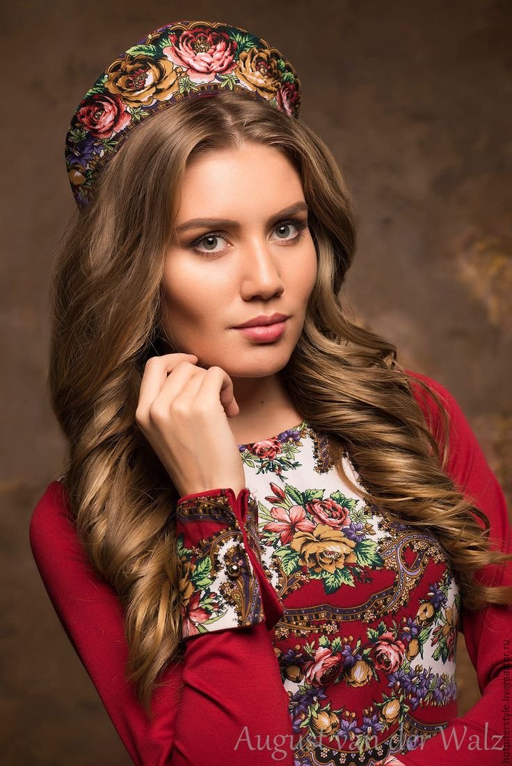 Девушка в Славянском костюме