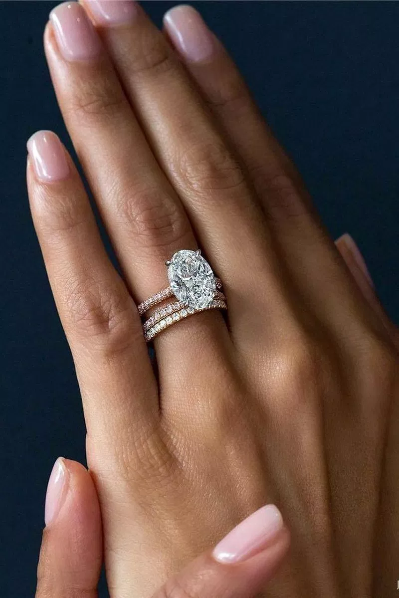 Рука с кольцом с бриллиантом
