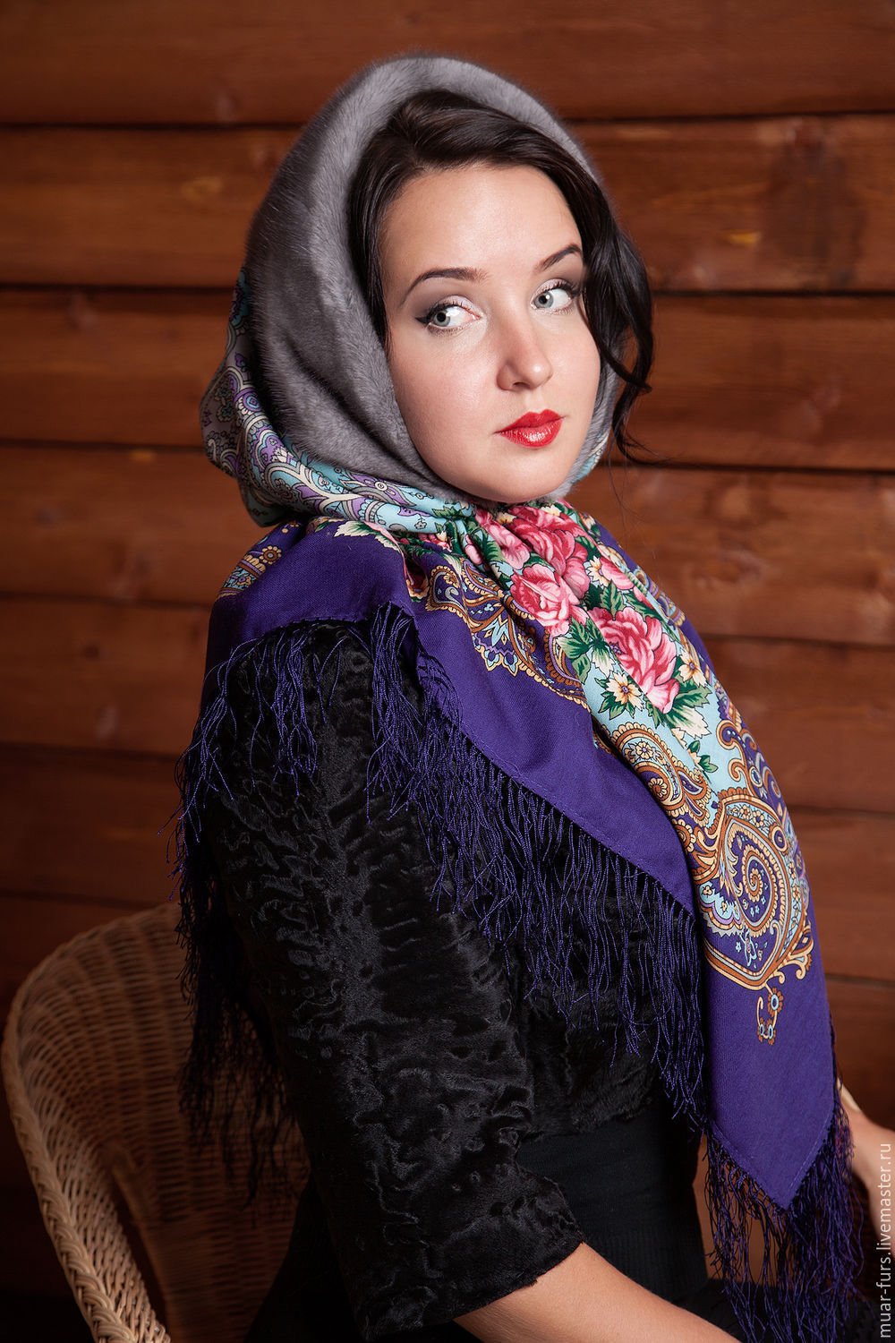 Павлопосадские платки на девушках