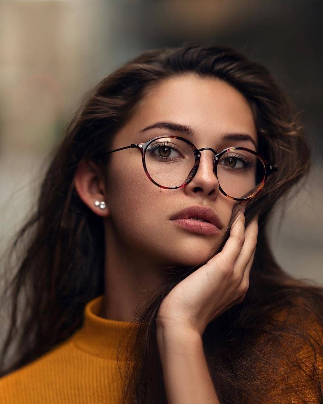 Круглые очки на девушках