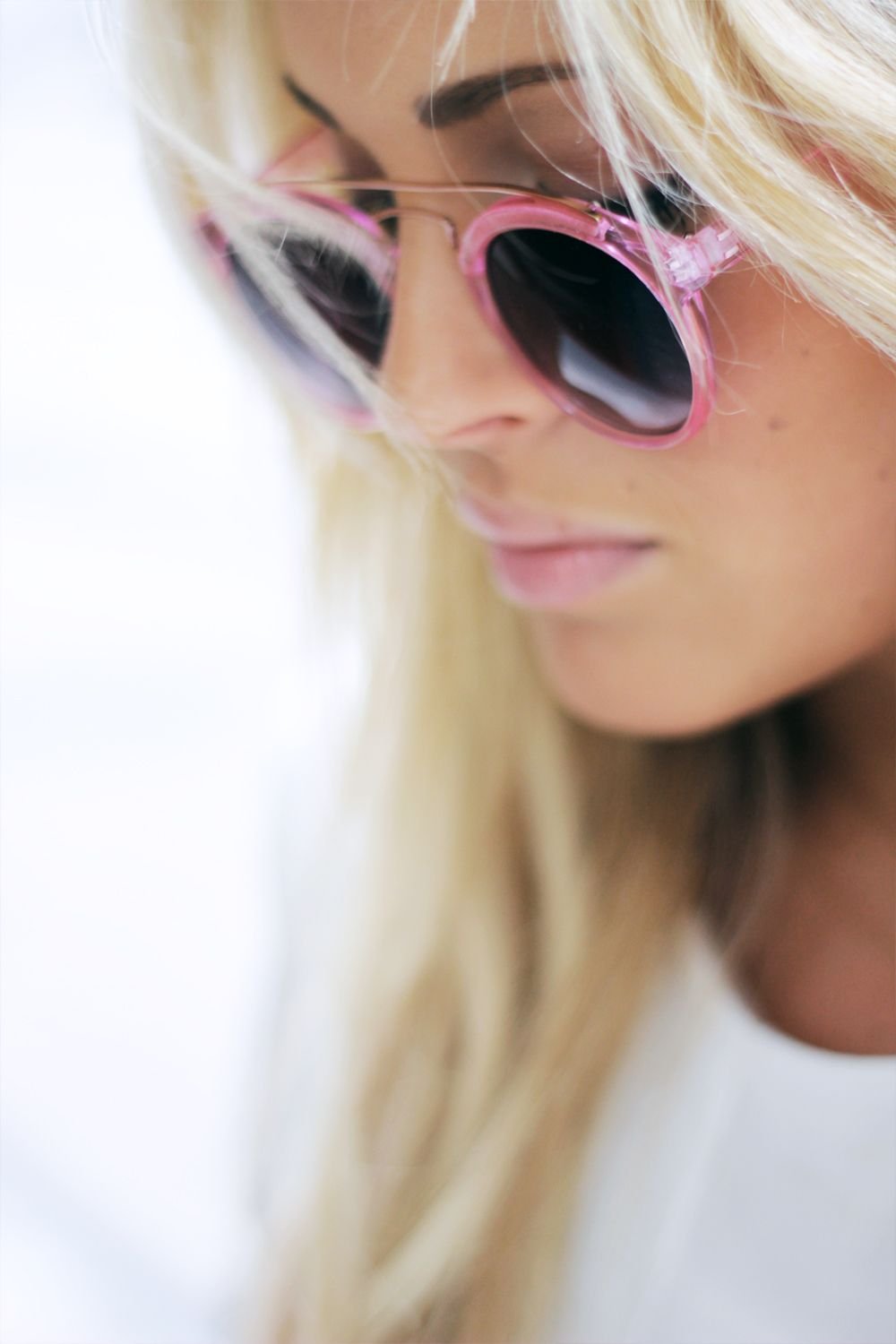 Фото блондинки в очках солнечных на аву сбоку