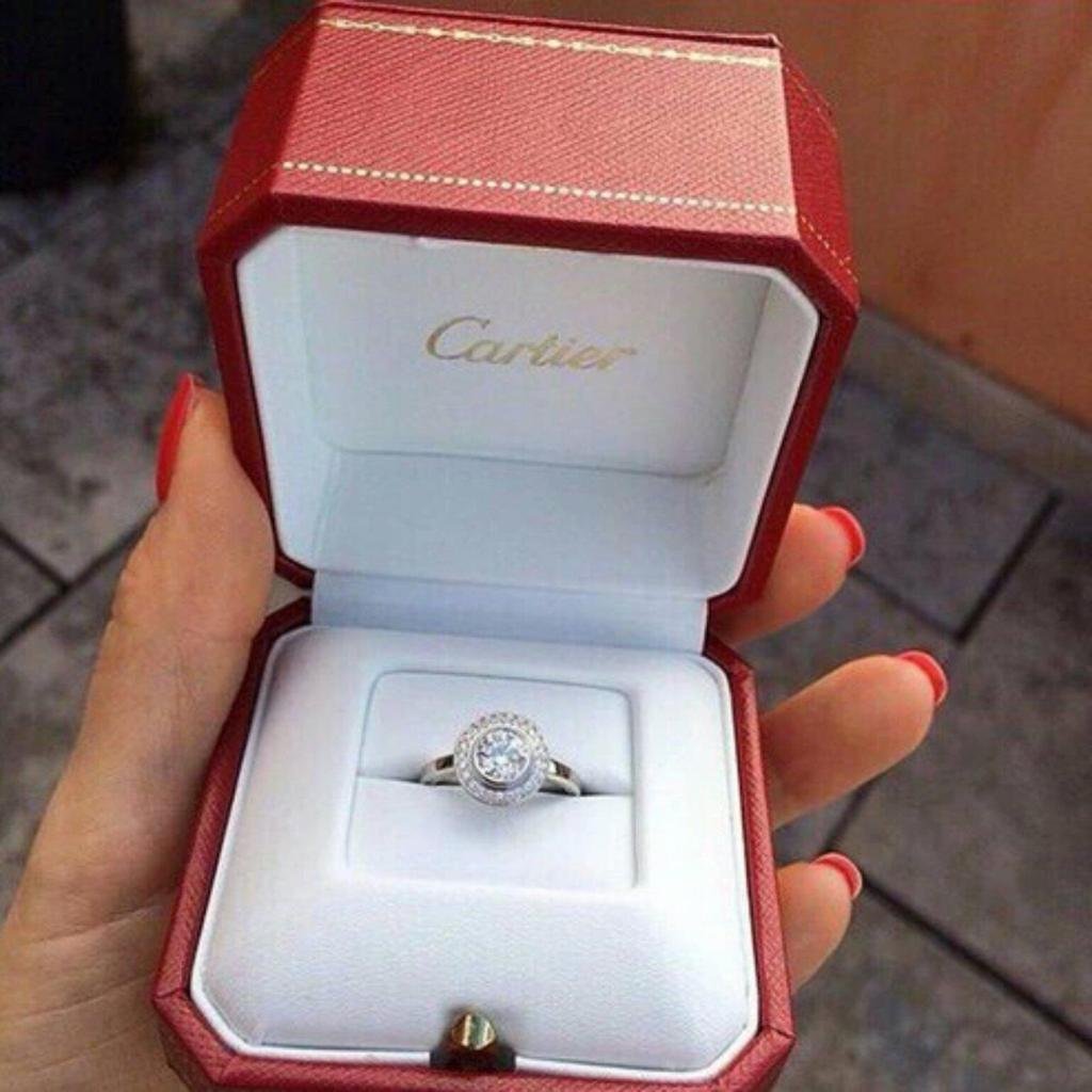 Золотое кольцо подарок. Тиффани и Картье кольца. Кольцо Cartier Solitaire 1895. Золотые кольца Cartier. Картье Cartier шкатулка.
