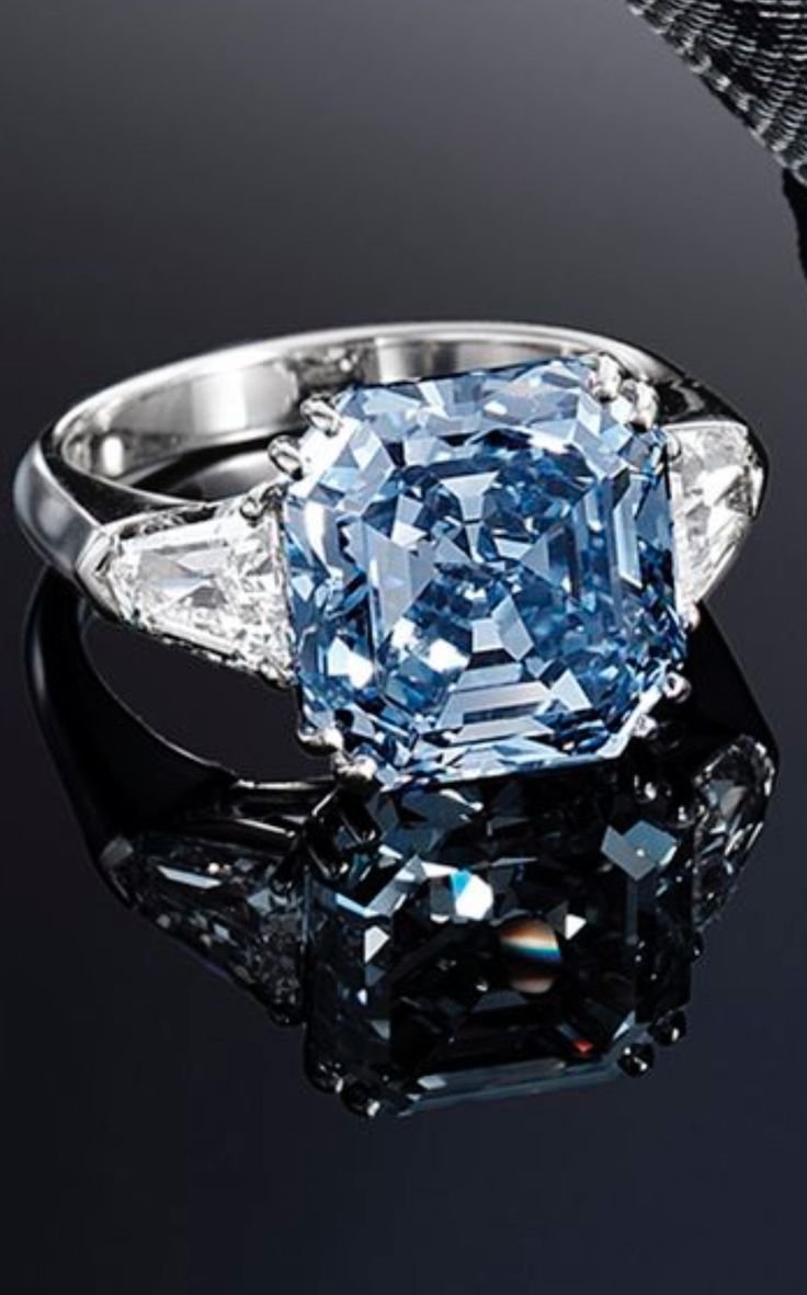 Бриллиантов дороги. Блю диамонд бриллианты. Сотбис бриллианты. Blue Diamond Sotheby’s Ring. Голубой бриллиант.