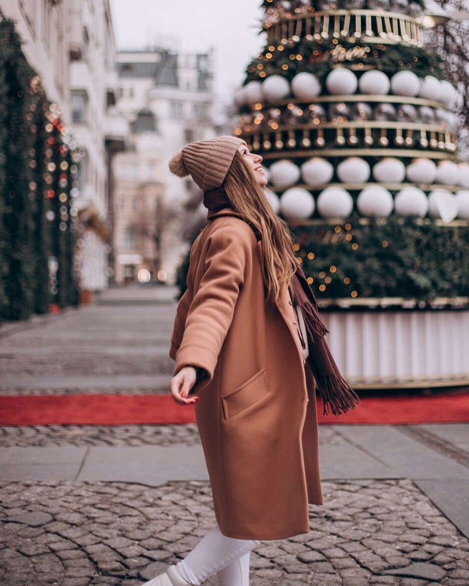 Женщина в коричневом