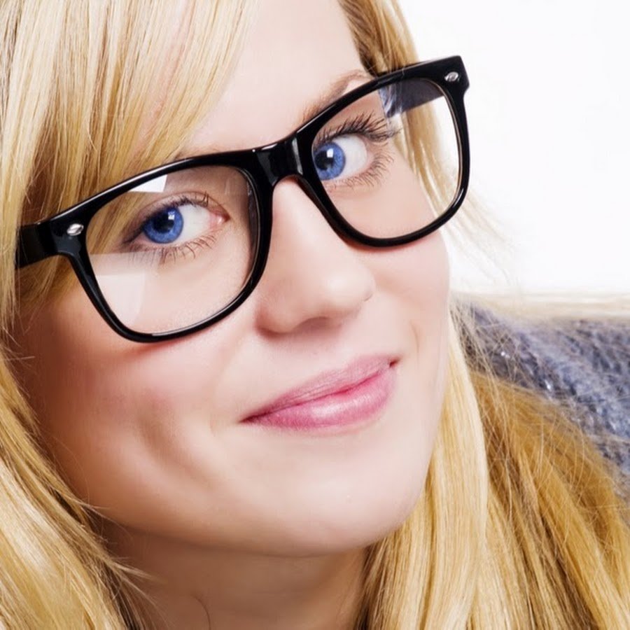 Девушка в толстых очках. Женщина в очках. Женщина с очками. Очки для светловолосых женщин. Очки для зрения для блондинок.