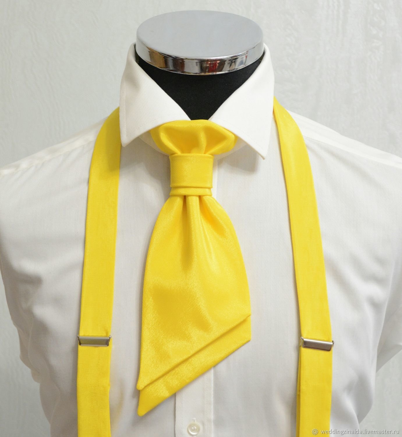 Желтая рубашка с галстуком