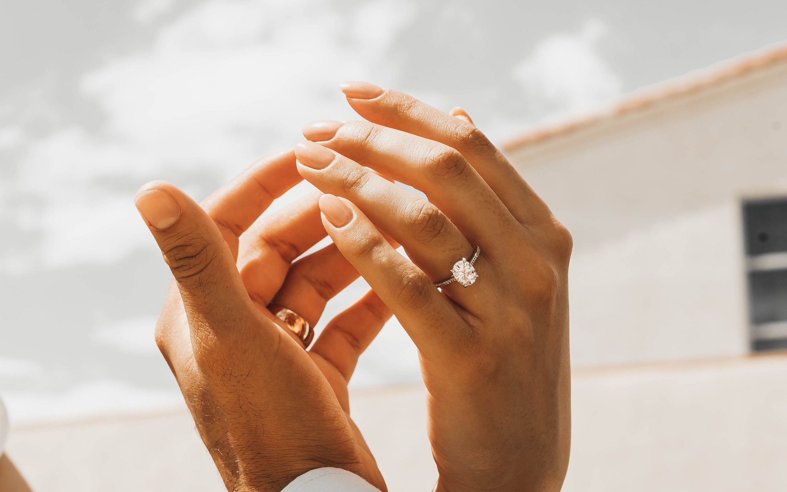 Разведенные на какой руке кольцо. Обручальные кольца на руках. Кольцо на руке. Женская рука. Свадебные кольца на пальцах.
