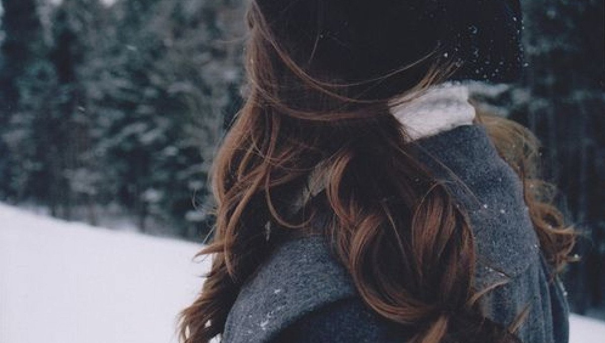 Девушка с темными волосами зима