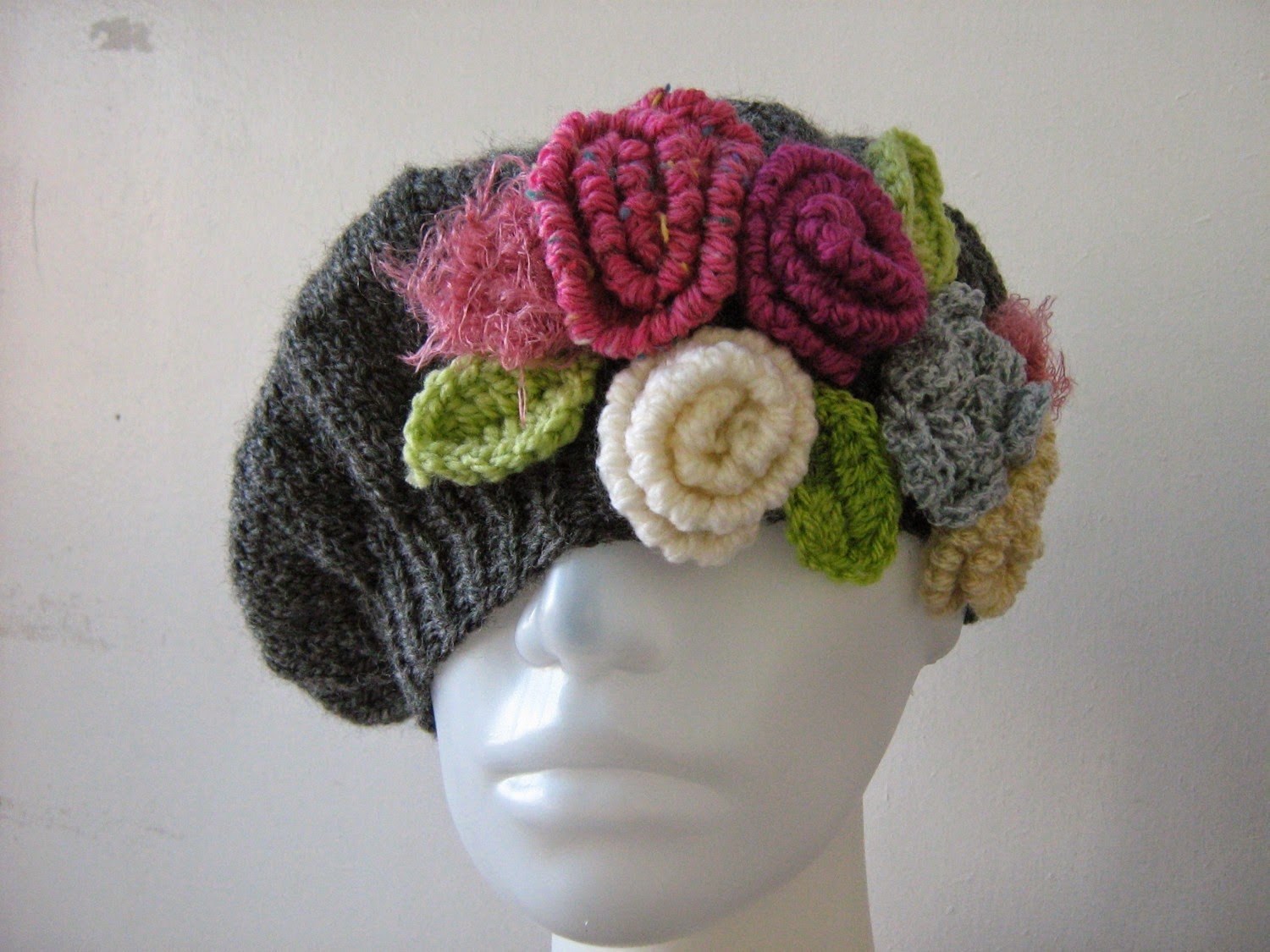 Вязаные цветы для украшения шапок