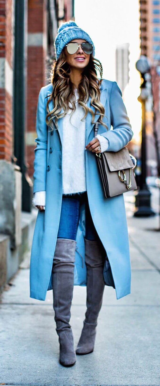 Голубое пальто с шарфо