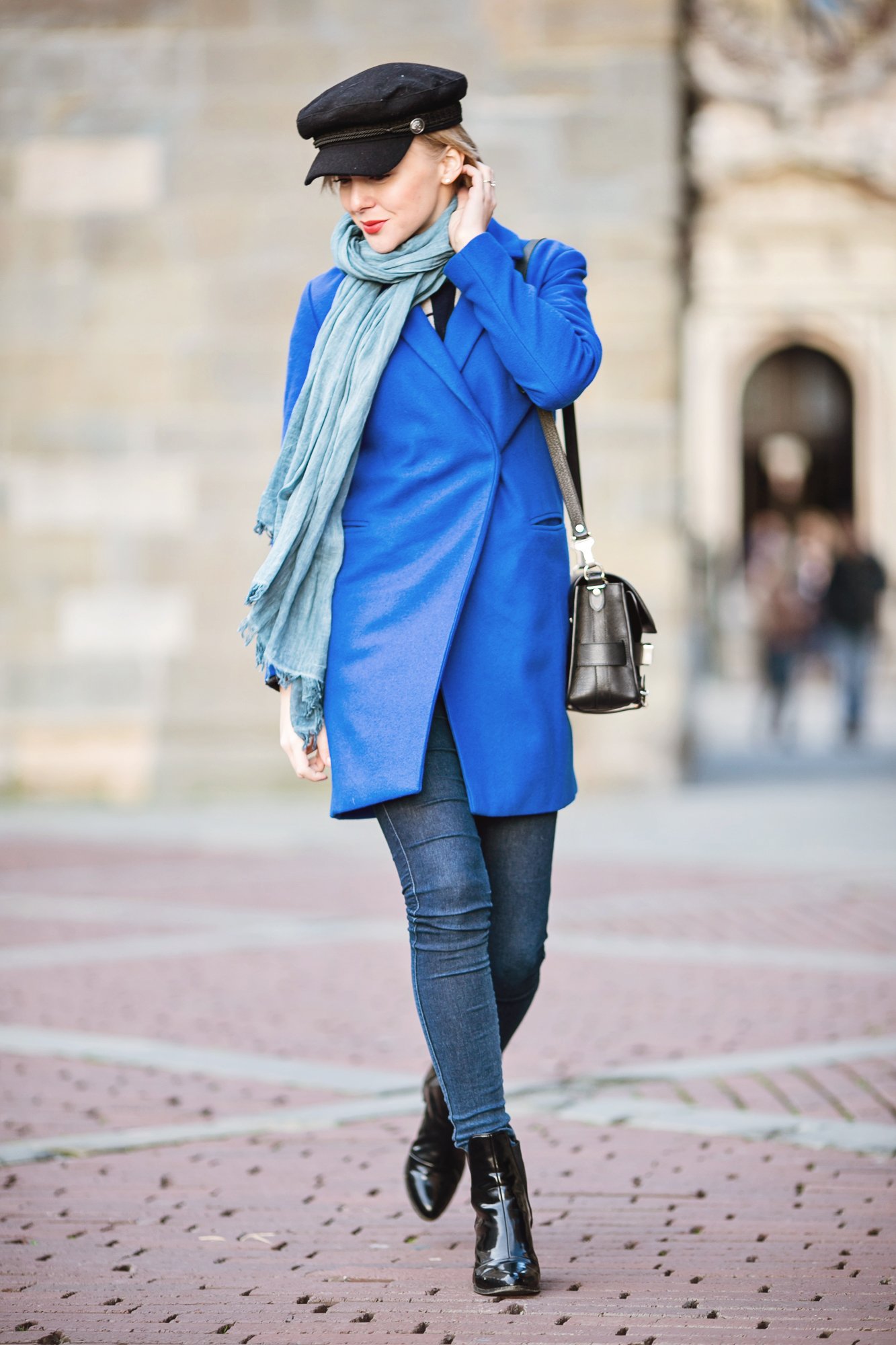 Пальто шарф сочетание. Синее пальто. Шарф к голубому пальто. Шарф к синему пальто. Пальто голубого цвета.