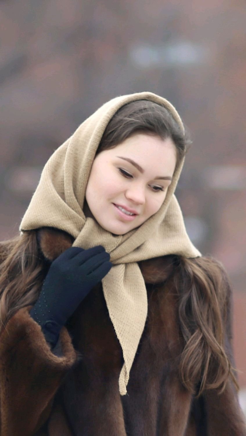Платок к бежевому пальто