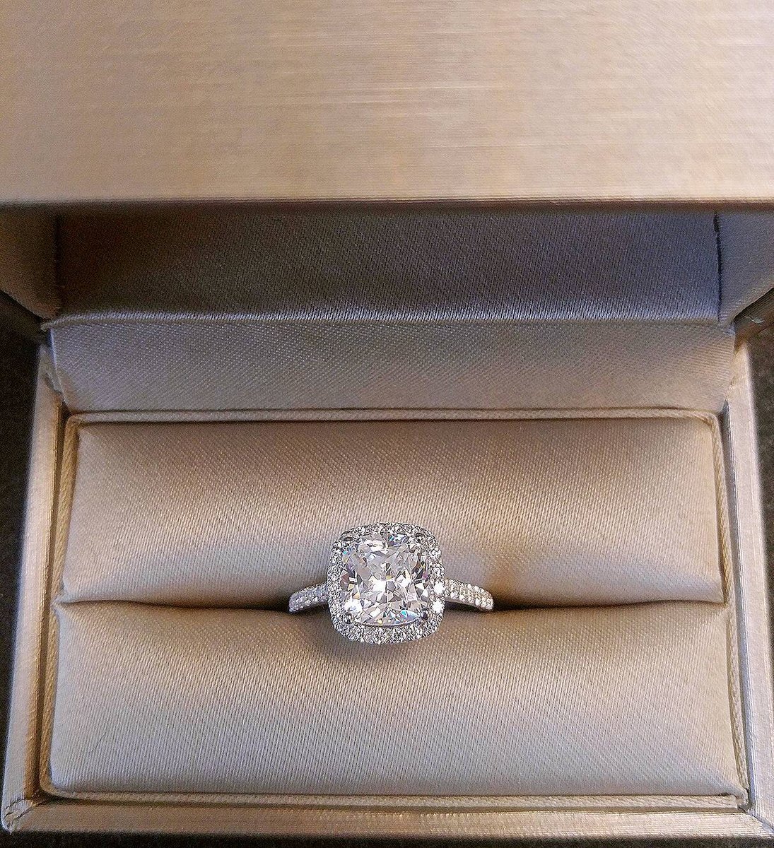 Бриллиантовое кольцо в коробочке