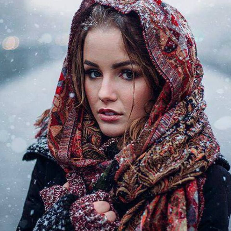 Скромная девушка в платке