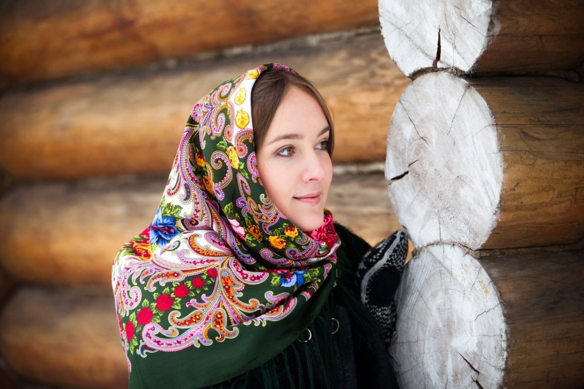 Красивая женщина в платке