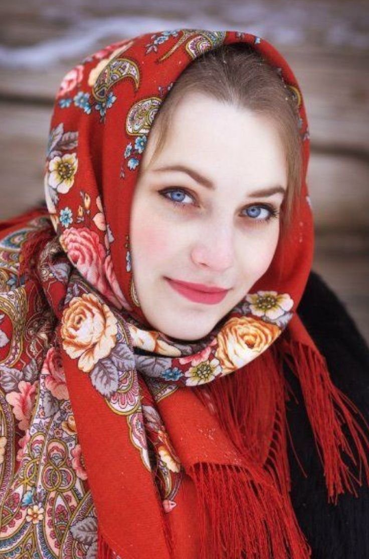 Русская красавица в платке