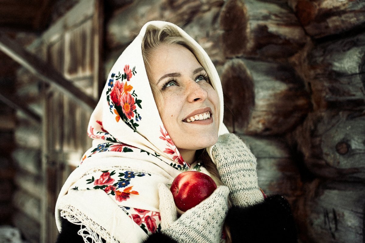 Алиса Миронова в платке