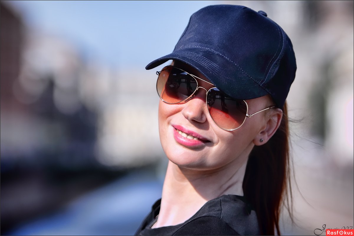 Девушка в бейсболке