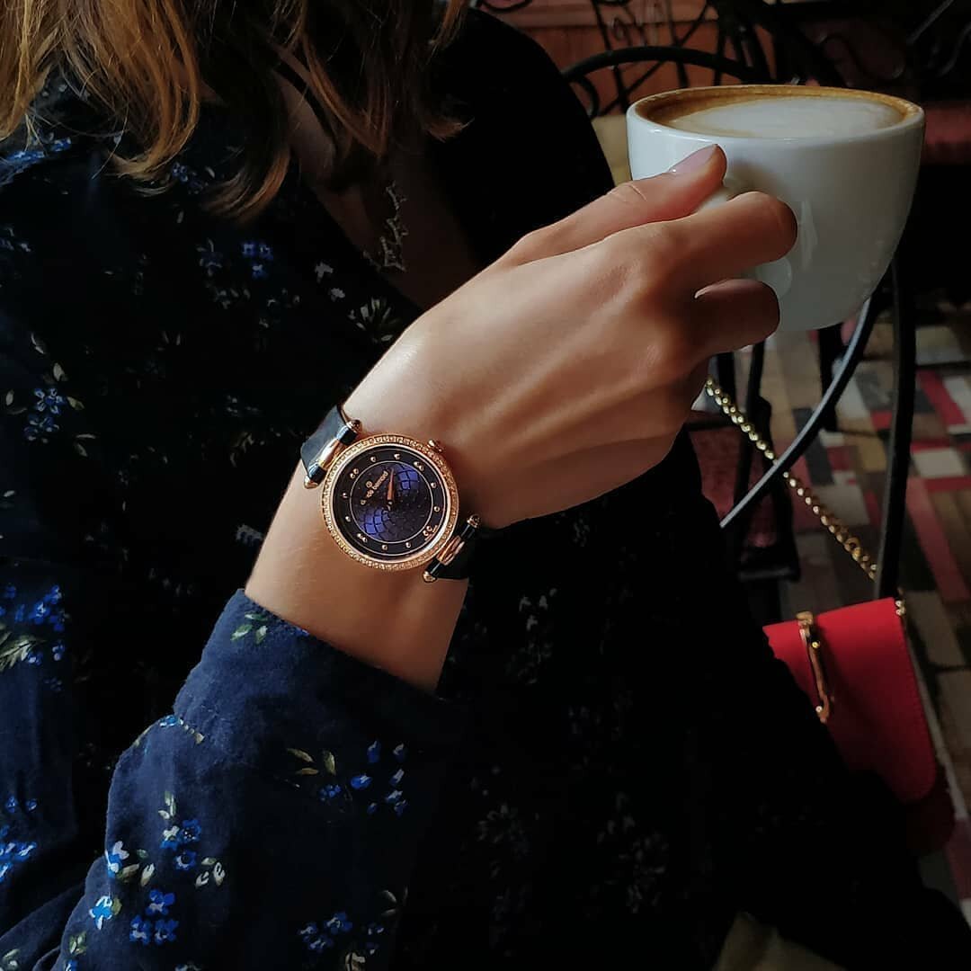 К чему снятся наручные часы на руке. Часы на руку женские. Женская рука с часами. Красивые женские часы на руку. Часы на руке девушки.