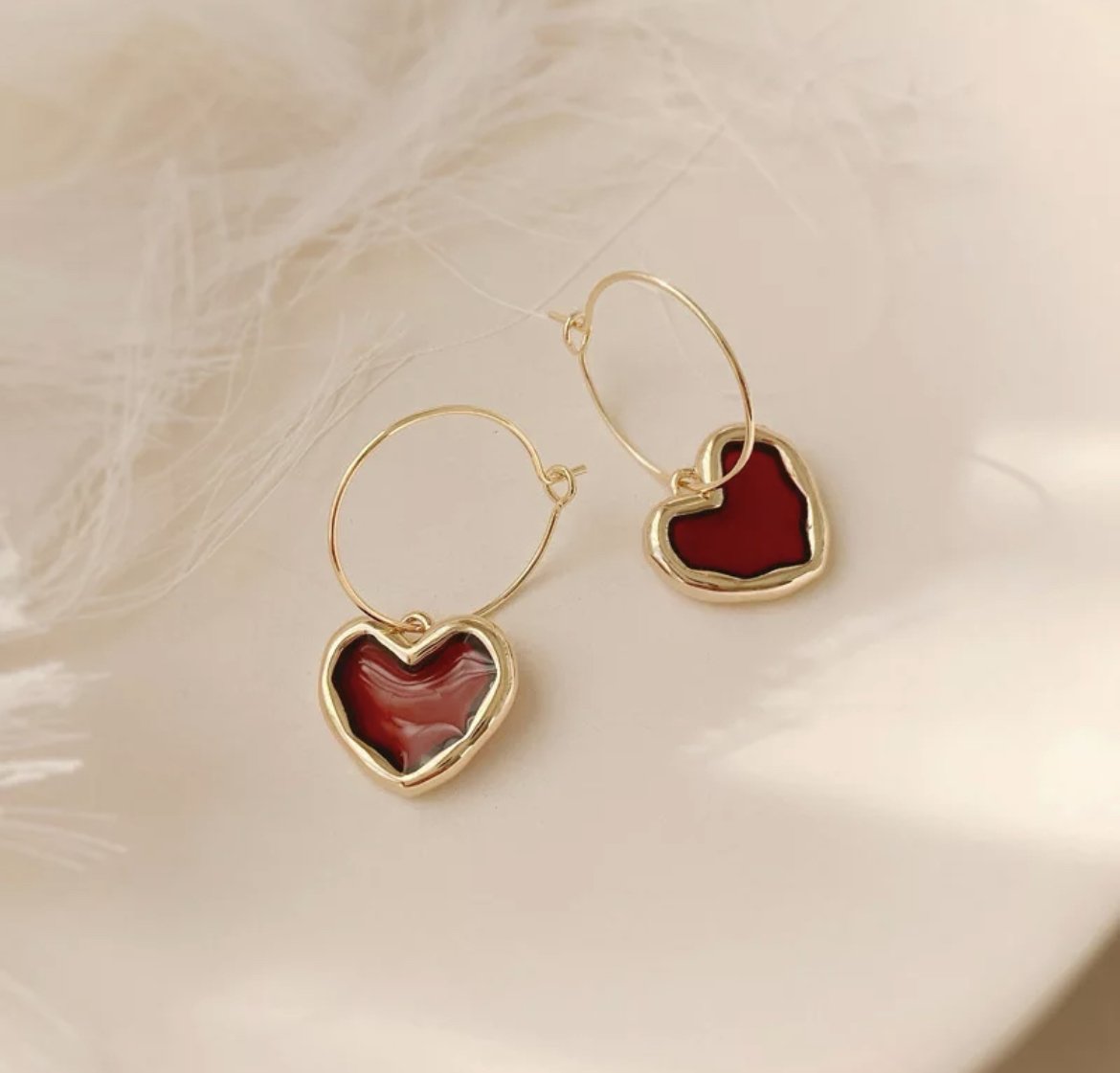 Сережки сердце на девушках
