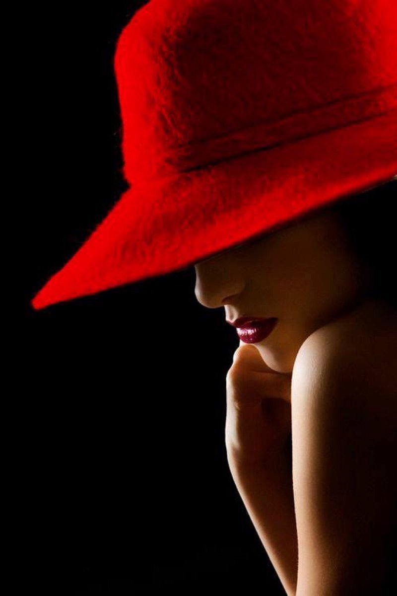 She this hat. Девушка в красной шляпе. Красивая женщина в шляпе. Красивые дамы в шляпках. Девушка в шляпке.