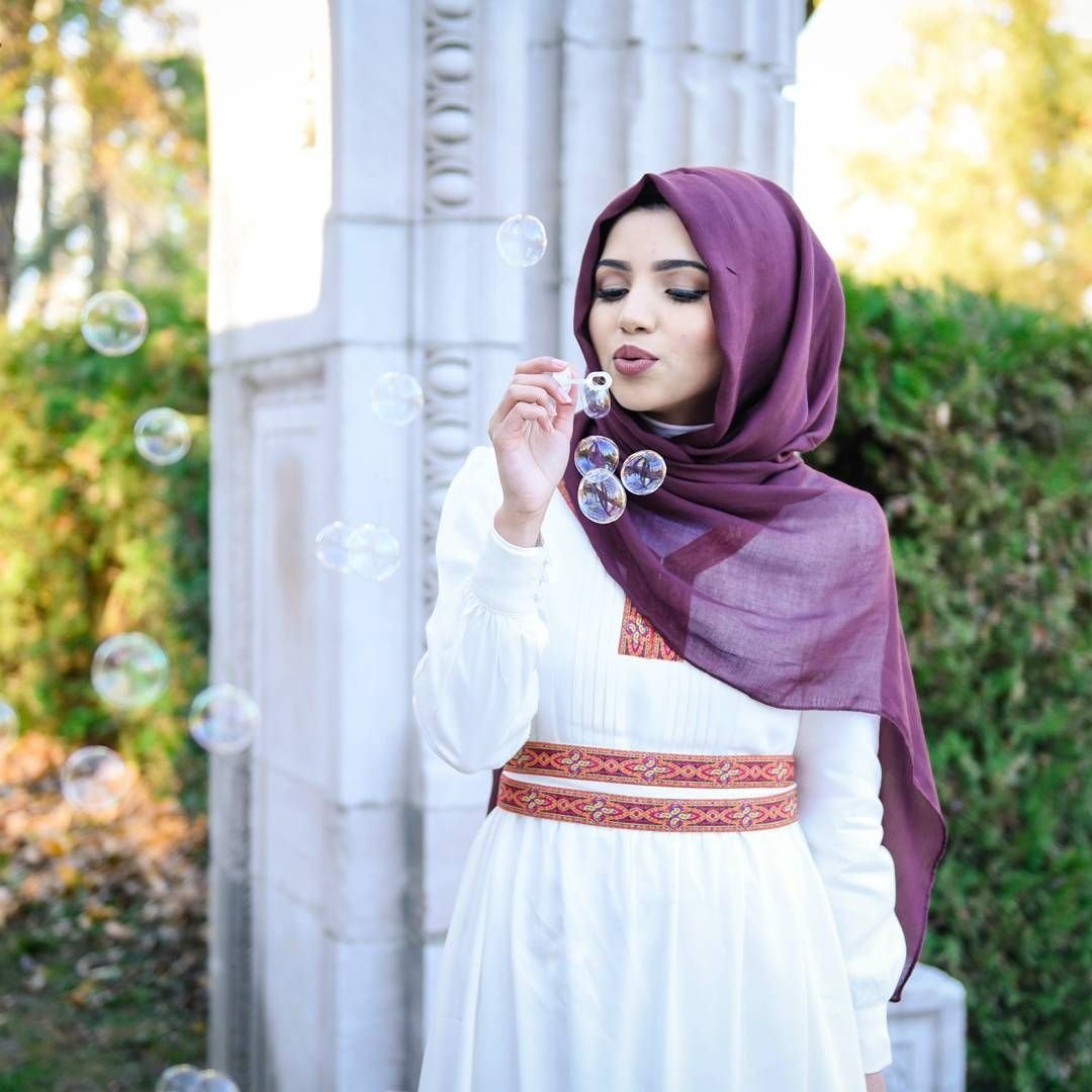 Красивая мусульманка в платке