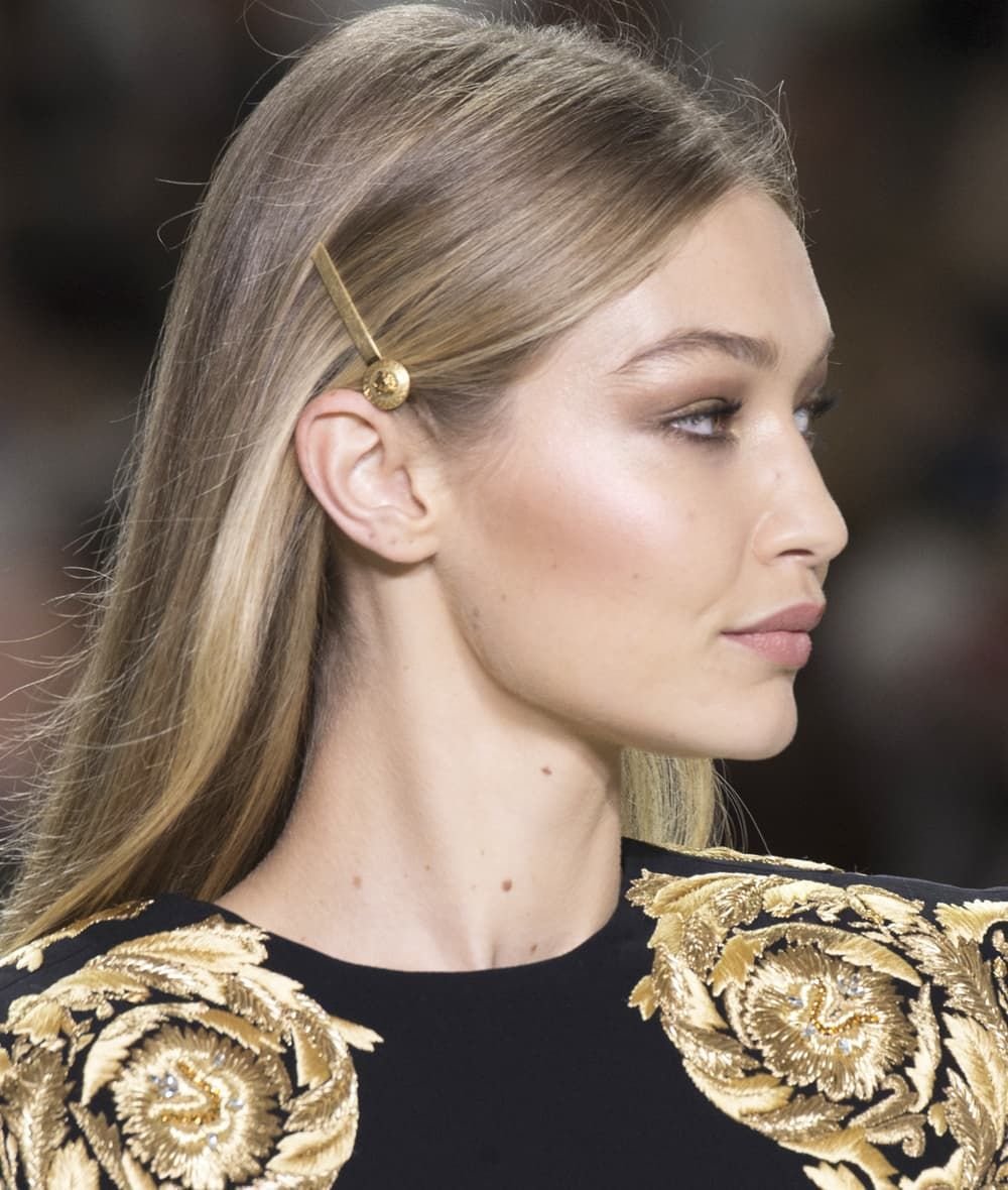 Эмили Ратажковски подиум Versace