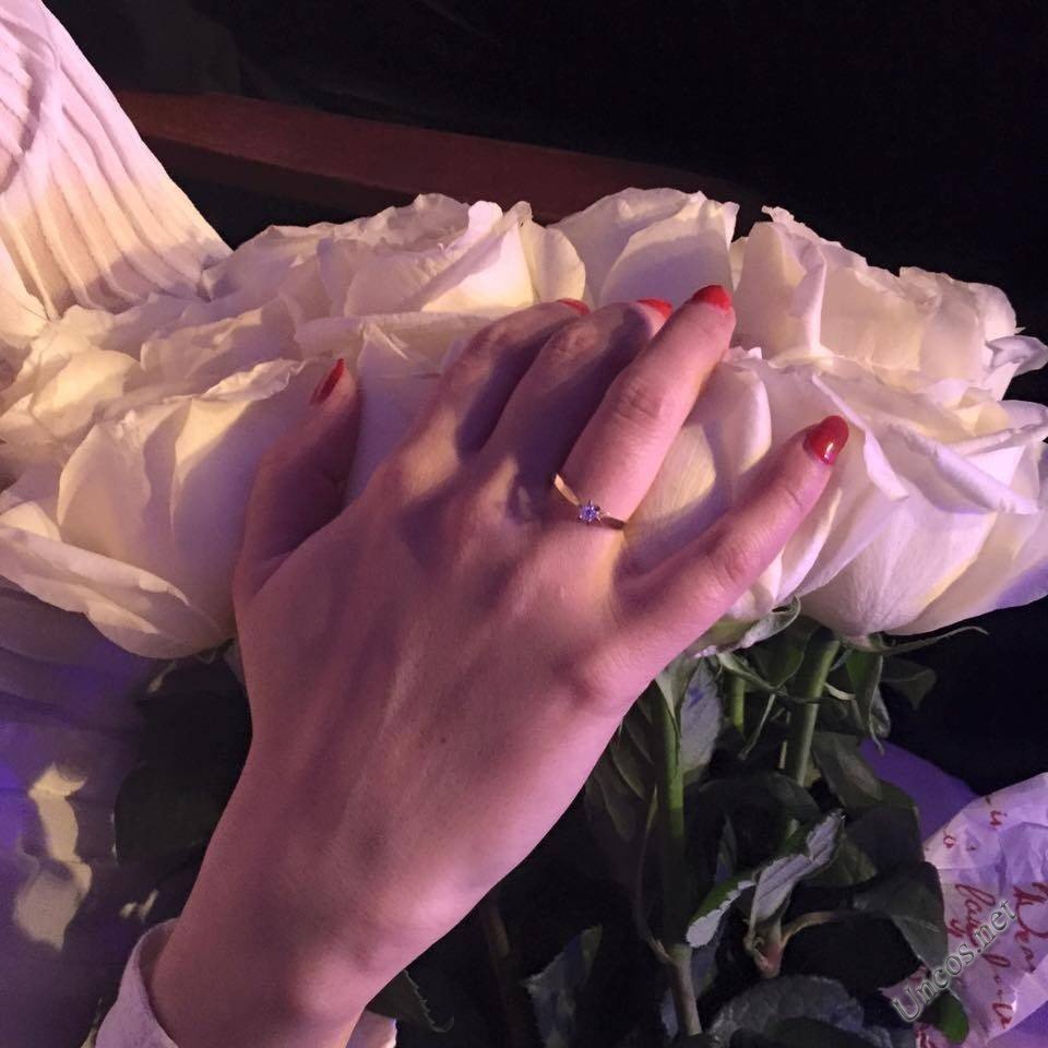 Цветы и рука с кольцом