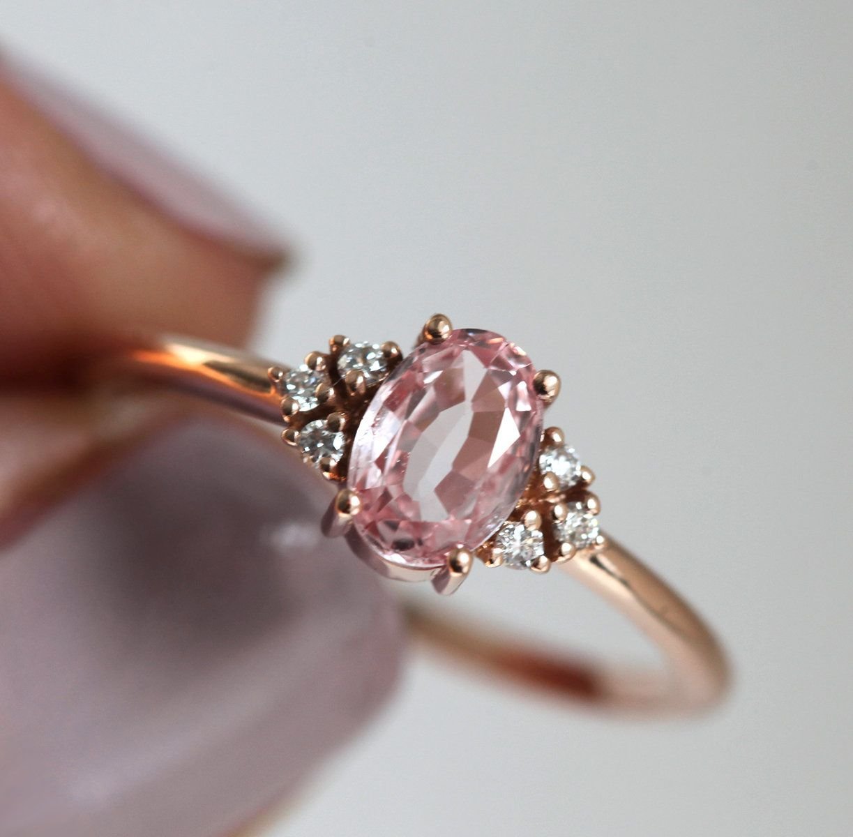 Серебряное кольцо с розовым камнем