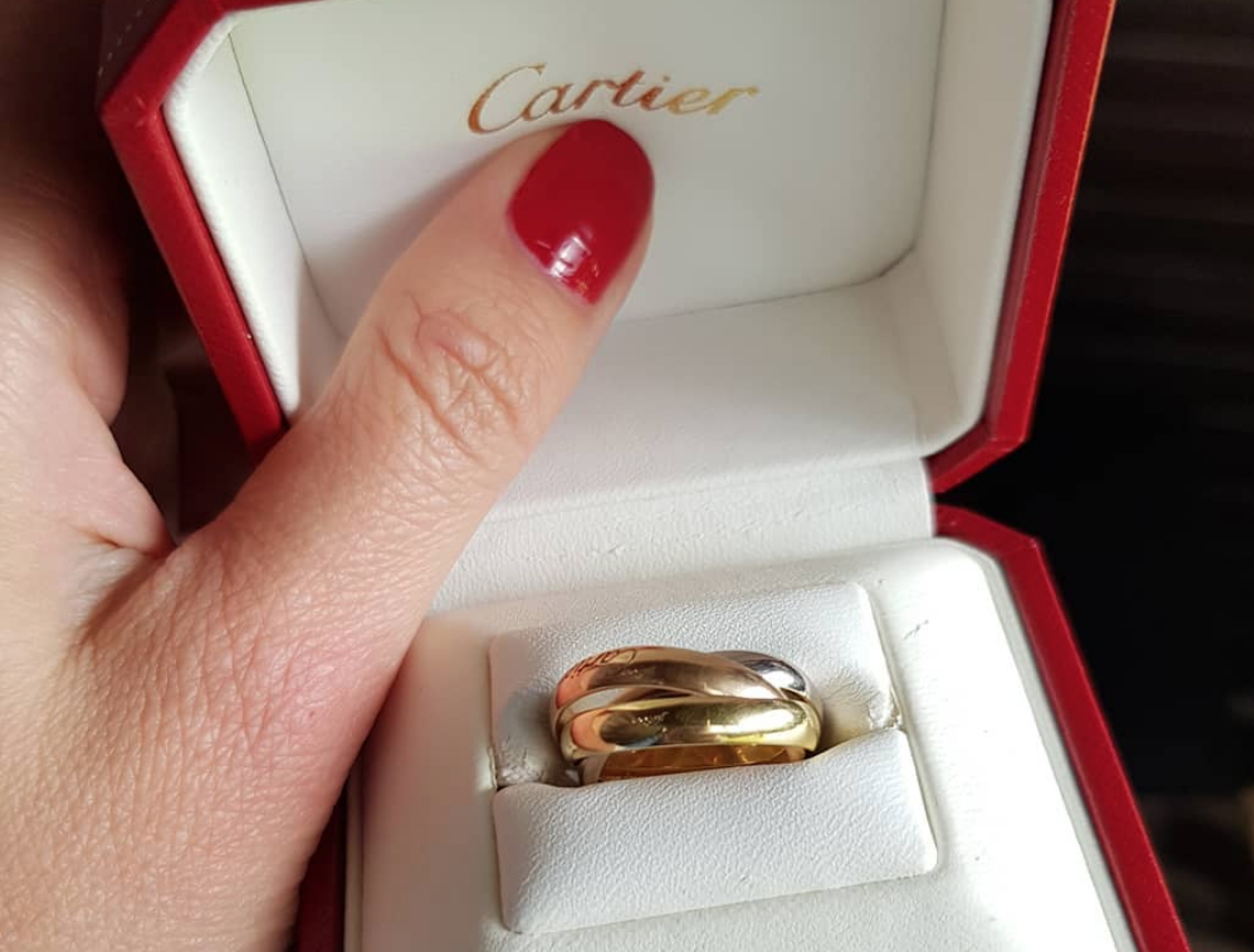 Золотое кольцо подарок. Золотое кольцо Картье. Кольца в подарок красивые. Обручальное кольцо в коробочке. Золотое кольцо в коробочке.